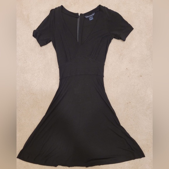 French Connection Dresses & Skirts - French Connection Size 4 V Neck Mini Dress in Black